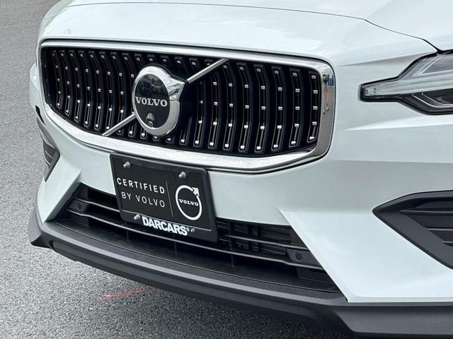 Photo of 2024 Crystal White Metallic Volvo V60 Cross Country