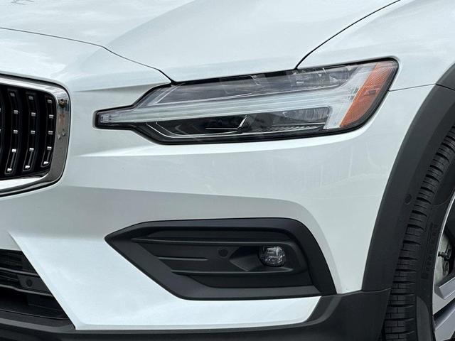 Photo of 2024 Crystal White Metallic Volvo V60 Cross Country