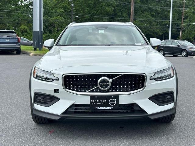 Photo of 2024 Crystal White Metallic Volvo V60 Cross Country
