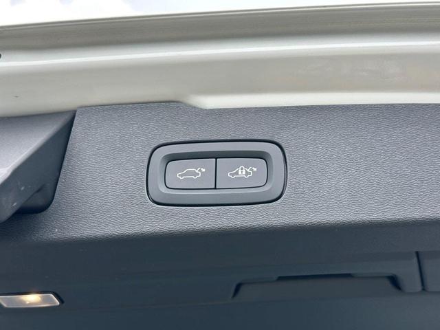 Photo of 2024 Crystal White Metallic Volvo V60 Cross Country