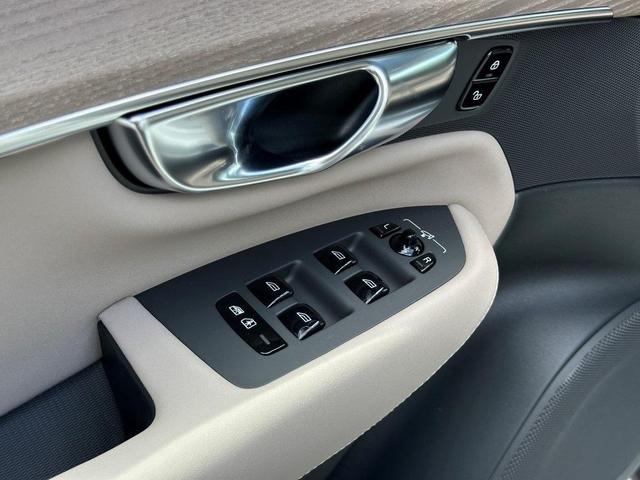 Photo of 2025 Crystal White Pearl Volvo XC90 Plug-In Hybrid
