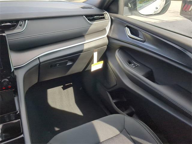 Photo of 2025 Bright White Clearcoat Jeep Grand Cherokee L