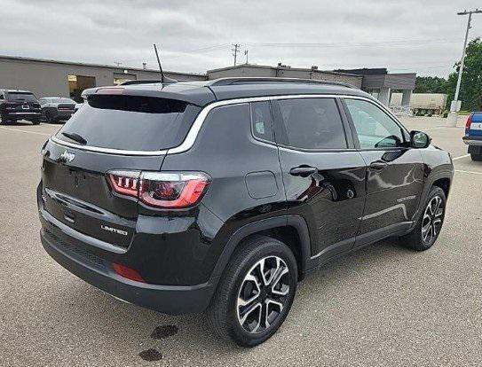 Photo of 2023 Diamond Black Crystal Pearlcoat Jeep Compass