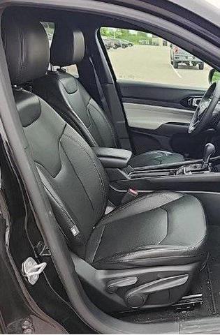 Photo of 2023 Diamond Black Crystal Pearlcoat Jeep Compass