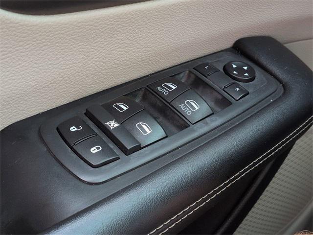 Photo of 2021 Granite Crystal Metallic Clearcoat Chrysler Voyager