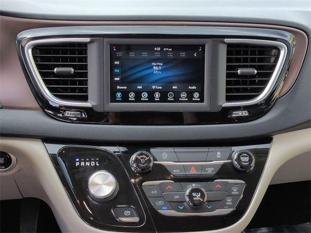 Photo of 2021 Granite Crystal Metallic Clearcoat Chrysler Voyager
