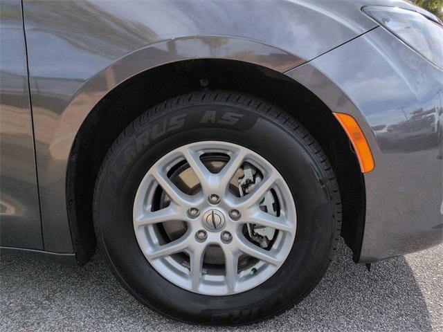 Photo of 2021 Granite Crystal Metallic Clearcoat Chrysler Voyager