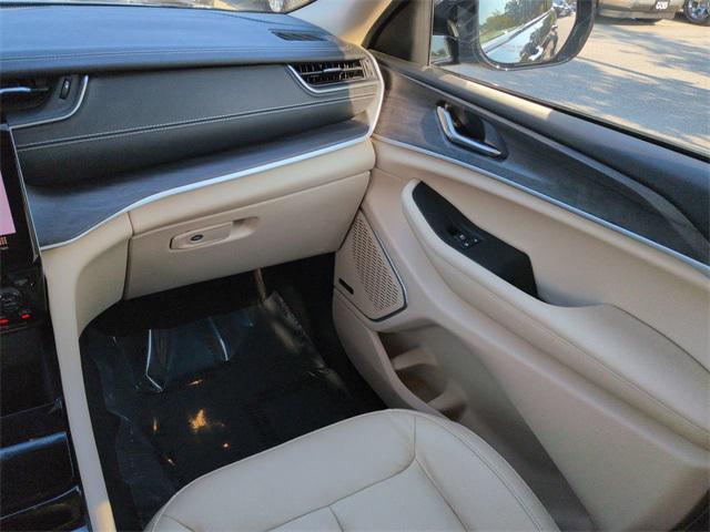 Photo of 2021 Diamond Black Crystal Pearlcoat Jeep Grand Cherokee L
