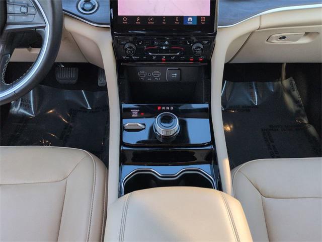 Photo of 2021 Diamond Black Crystal Pearlcoat Jeep Grand Cherokee L