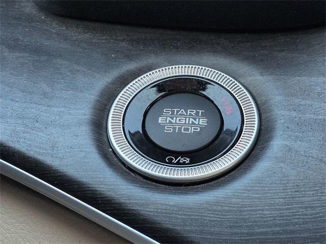Photo of 2021 Diamond Black Crystal Pearlcoat Jeep Grand Cherokee L