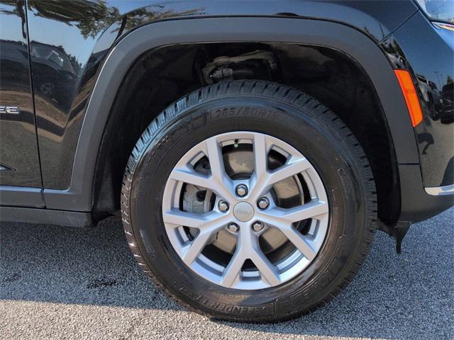 Photo of 2021 Diamond Black Crystal Pearlcoat Jeep Grand Cherokee L