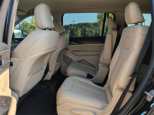 Photo of 2021 Diamond Black Crystal Pearlcoat Jeep Grand Cherokee L
