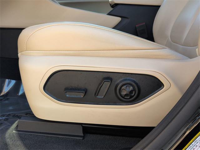 Photo of 2021 Diamond Black Crystal Pearlcoat Jeep Grand Cherokee L