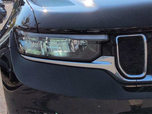 Photo of 2021 Diamond Black Crystal Pearlcoat Jeep Grand Cherokee L