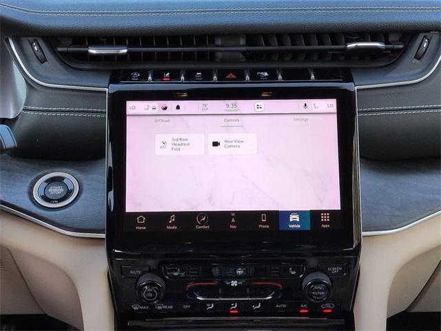 Photo of 2021 Diamond Black Crystal Pearlcoat Jeep Grand Cherokee L