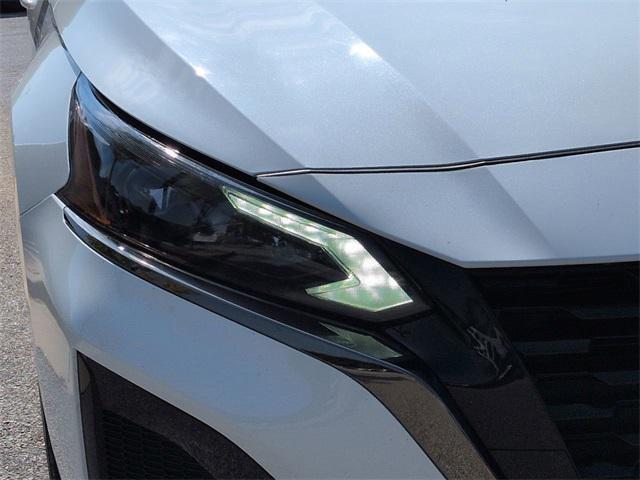 Photo of 2024 Pearl White Tricoat Nissan Altima