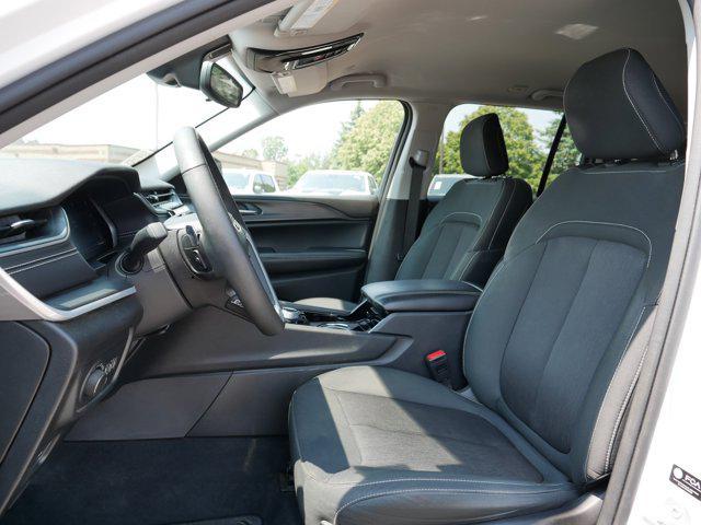 Photo of 2023 Bright White Clearcoat Jeep Grand Cherokee