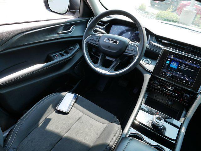 Photo of 2023 Bright White Clearcoat Jeep Grand Cherokee