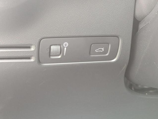 Photo of 2021 Crystal White Metallic Volvo XC40