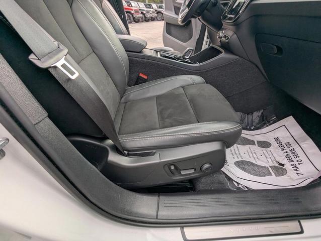 Photo of 2021 Crystal White Metallic Volvo XC40