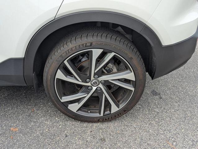 Photo of 2021 Crystal White Metallic Volvo XC40