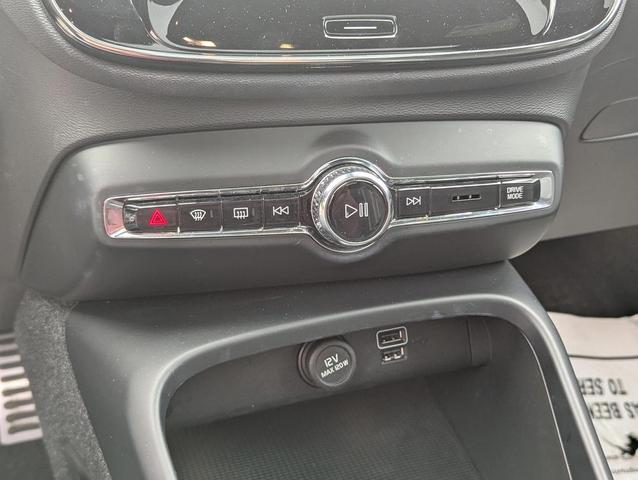 Photo of 2021 Crystal White Metallic Volvo XC40