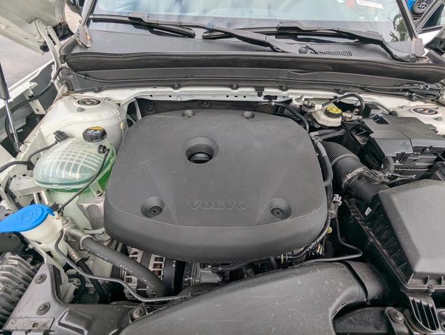 Photo of 2021 Crystal White Metallic Volvo XC40