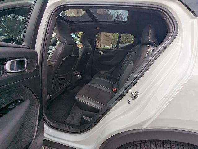 Photo of 2021 Crystal White Metallic Volvo XC40