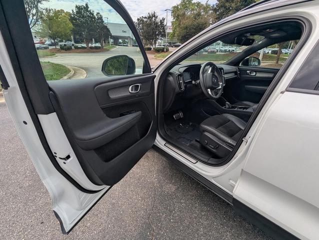Photo of 2021 Crystal White Metallic Volvo XC40