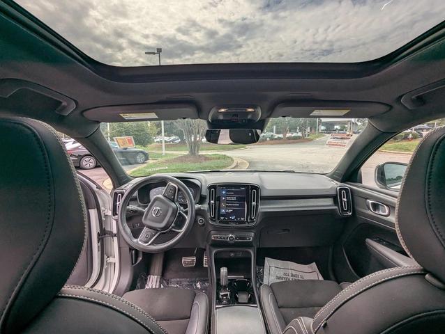 Photo of 2021 Crystal White Metallic Volvo XC40