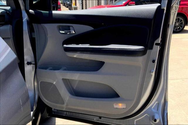 Photo of 2019 Lunar Silver Metallic Honda Pilot
