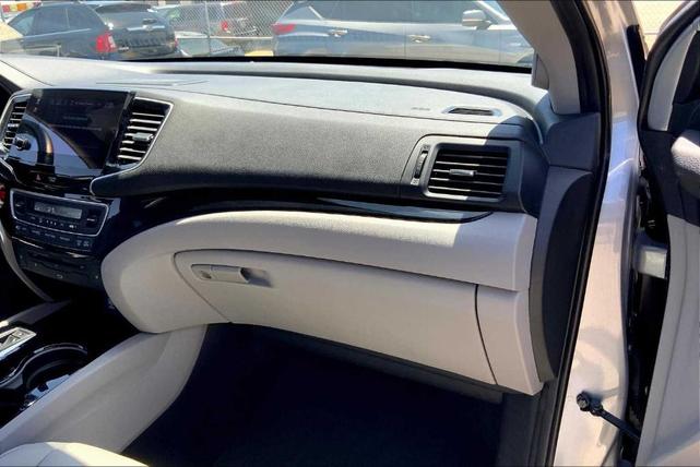 Photo of 2019 Lunar Silver Metallic Honda Pilot