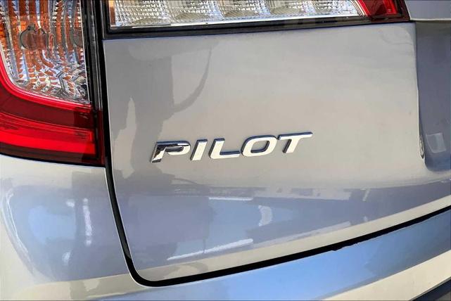 Photo of 2019 Lunar Silver Metallic Honda Pilot