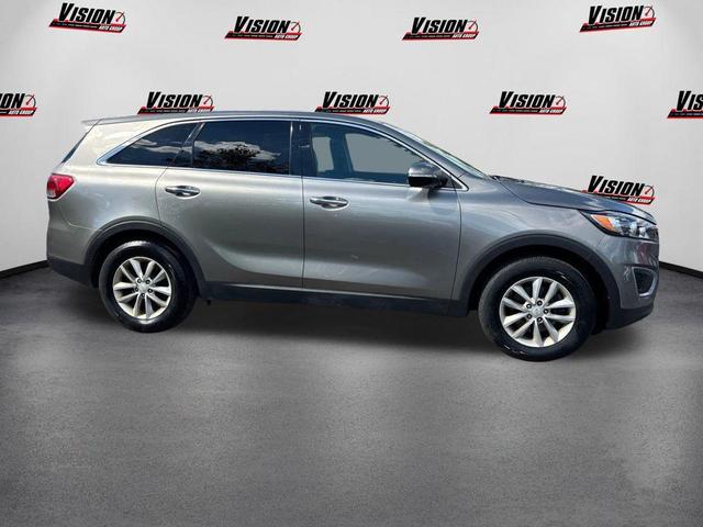 Photo of 2018 Titanium Silver Kia Sorento