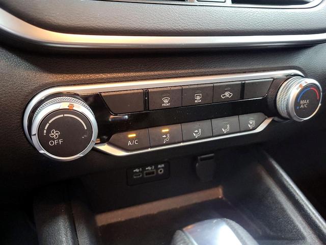 Photo of 2020 Black Nissan Altima
