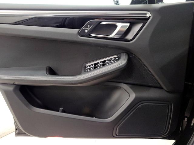 Photo of 2022 Black Porsche Macan