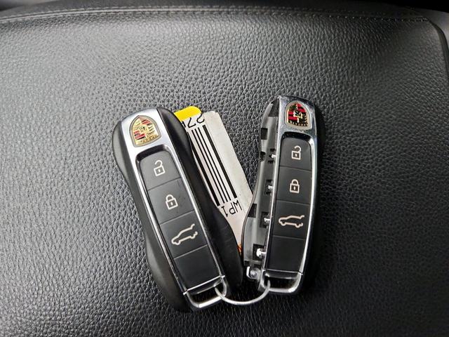 Photo of 2023 Gray Porsche Cayenne