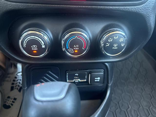 Photo of 2015 Alpine White Jeep Renegade