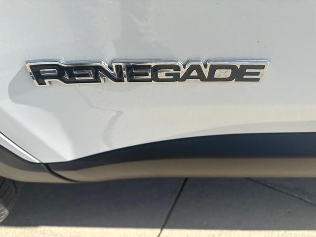 Photo of 2015 Alpine White Jeep Renegade