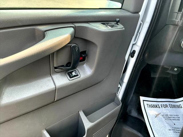 Photo of 2015 Summit White GMC Savana 3500