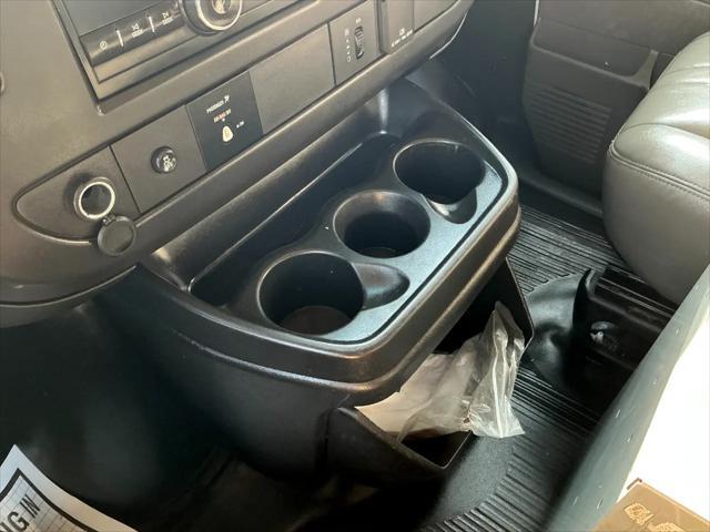 Photo of 2015 Summit White GMC Savana 3500