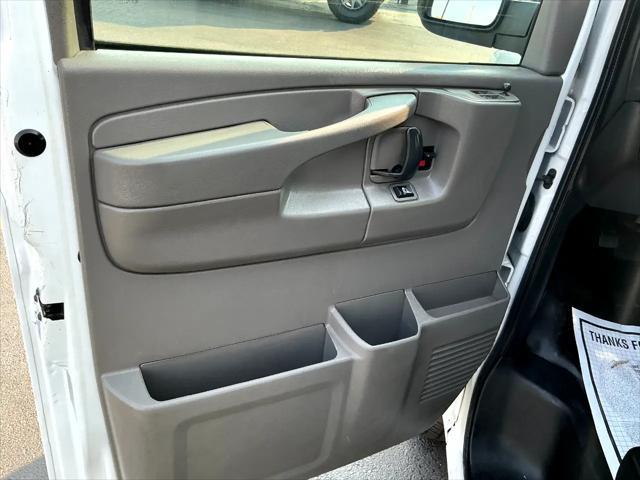 Photo of 2015 Summit White GMC Savana 3500