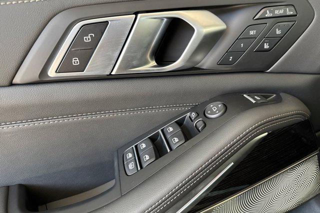 Photo of 2026 Black Sapphire Metallic BMW X7