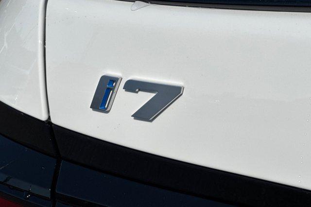 Photo of 2025 Alpine White BMW i7