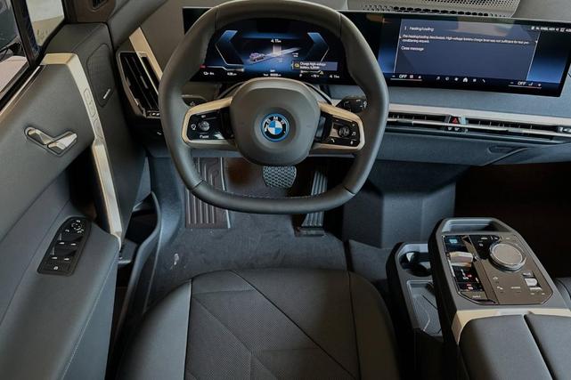 Photo of 2025 Alpine White BMW iX