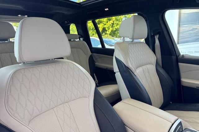 Photo of 2022 Alpine White BMW X7