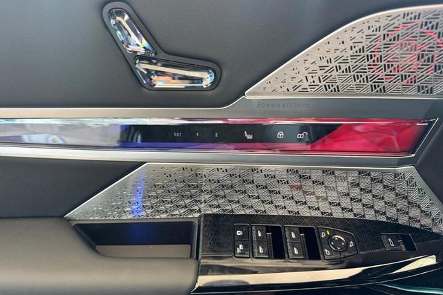 Photo of 2025 Black Sapphire Metallic BMW i7