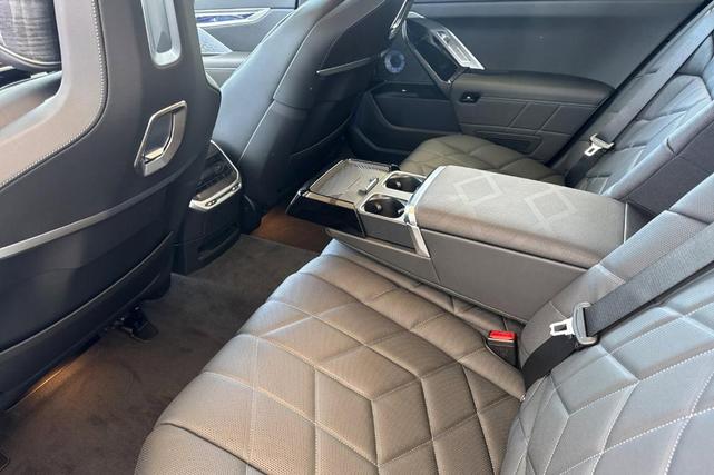 Photo of 2025 Black Sapphire Metallic BMW i7