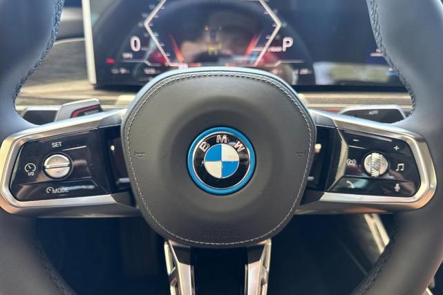 Photo of 2025 Black Sapphire Metallic BMW i7