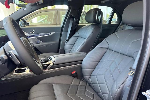Photo of 2025 Black Sapphire Metallic BMW i7
